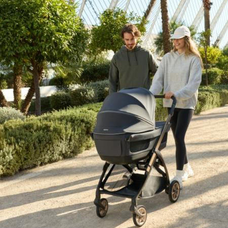 padres paseando con Capazo Open Up del Inglesina Electa System Quattro 2026